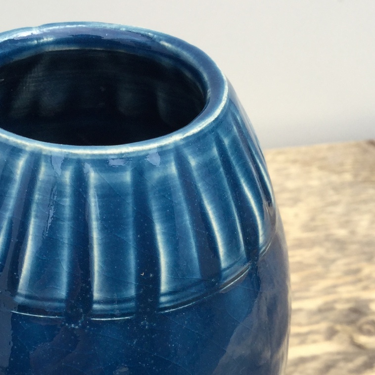 Vase mit Relief, 9225 Mittelblau