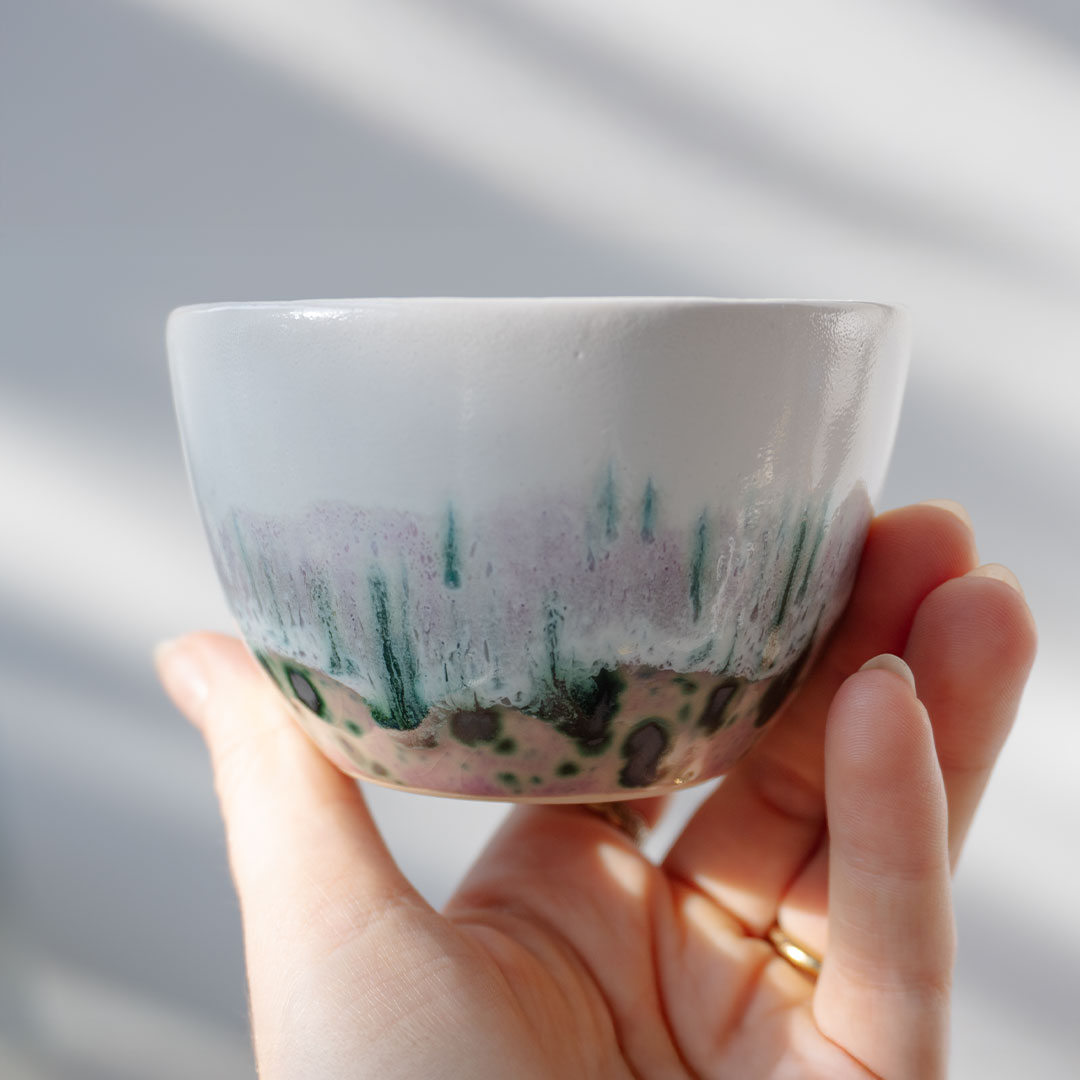 9101 über 9517 auf weißem Ton bei 1050°C