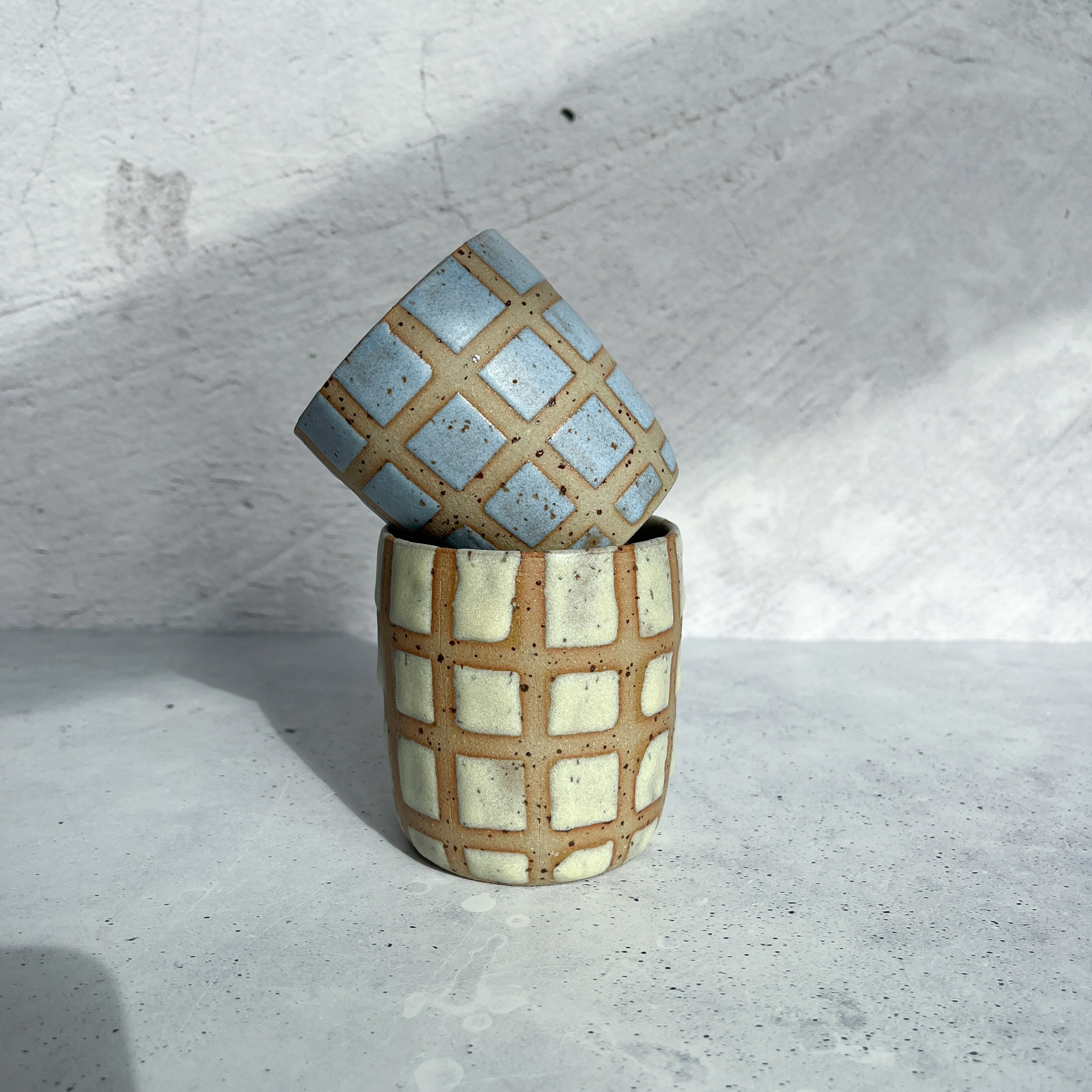 9863 auf Ton mit Spots bei 1250°C